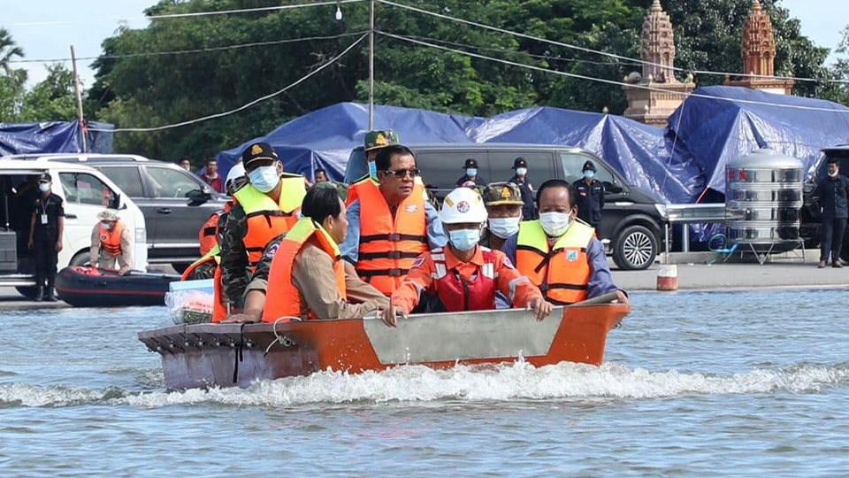 សម្ដេចតេជោ ហ៊ុន សែន ចុះជួបសួរសុខទុក្ខ និងចែកអំណោយជូនដល់បងប្អូនប្រជាពលរដ្ឋរងគ្រោះដោយសារទឹកជំនន់...