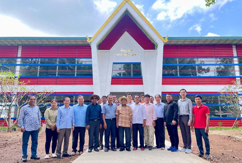 សម្តេចអគ្គមហាពញាចក្រី ហេង សំរិន អញ្ជើញចុះពិនិត្យមើលអគារសិក្សា ១ខ្នង នៅវិទ្យាល័យ ហេង សំរិន ចក ស្រុកអូរាំងឪ ខេត្តត្បូងឃ្មុំ