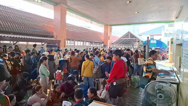 បងប្អូនពលករខ្មែរធ្វើការនៅថៃយ៉ាងច្រើនកុះករ សម្រុកមកលេងស្រុកកំណើត តាមច្រកអារញ្ញប្រាថេត