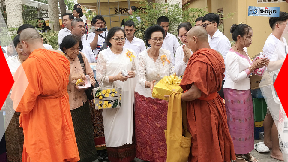 លោកជំទាវ ចិន ច័ន្ទមុនី អញ្ជើញចូលរួមពិធីបុណ្យវិសាខបូជា នៅវត្តនាគវ័ន ស្ថិតក្នុងខណ្ឌទួលគោក ដែលមានព្រះសង្ឃជិត (វីដេអូ)៥០០អង្គ  
