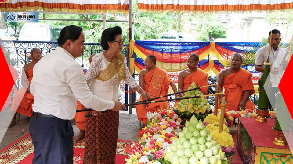 លោកជំទាវ ចិន ច័ន្ទមុនី និងថ្នាក់ដឹកនាំអង្គភាពប្រឆាំងអំពើពុករលួយ ប្រារព្ធពិធីបុណ្យស្លសិតទៀនព្រះវស្សា នៅវត្តនាគវ័ន ស្ថិតក្នុងខណ្ឌទួលគោក រាជធានីភ្នំពេញ